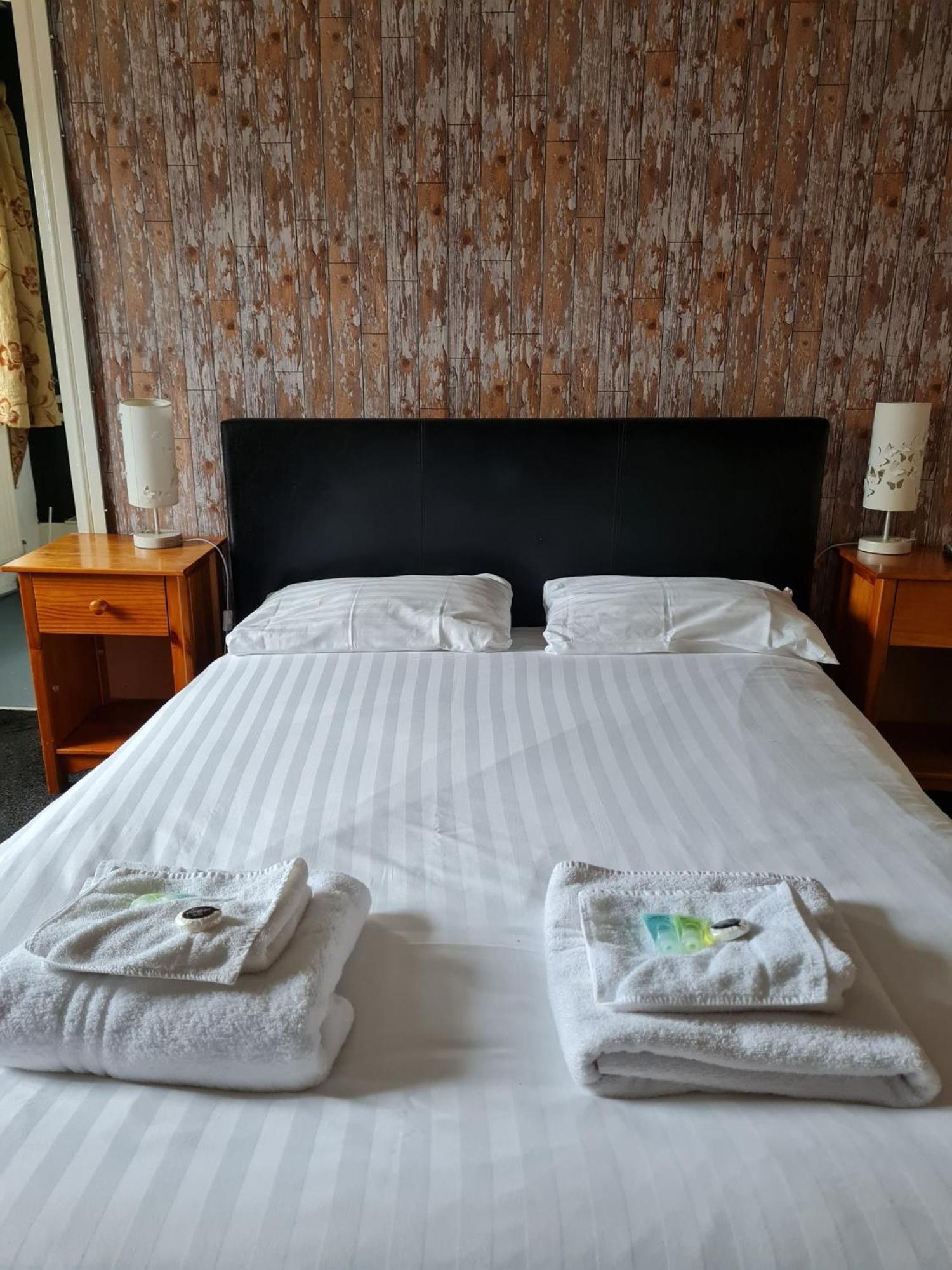 The Blue Cow Hotel South Witham Room photo